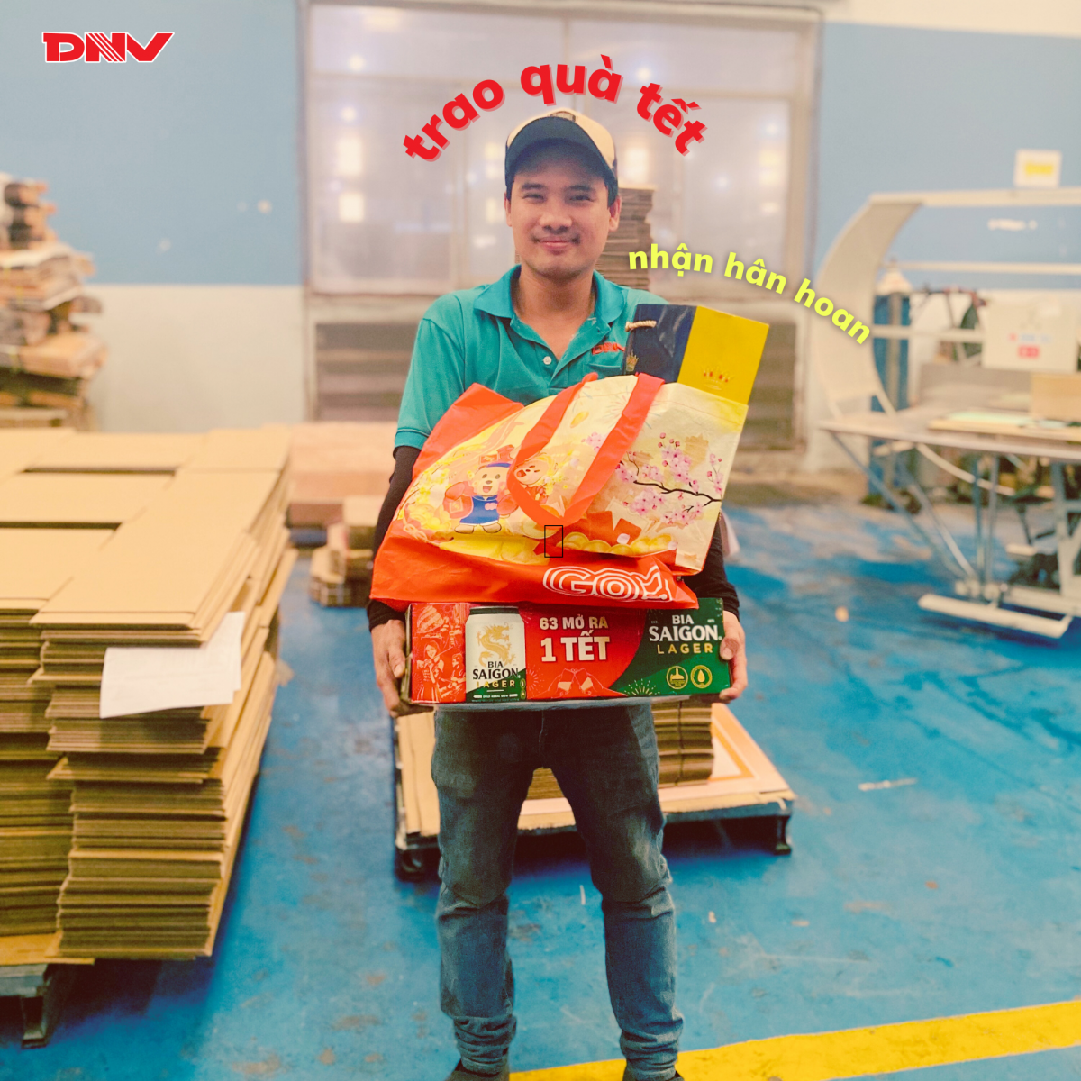 Bao Bì Đông Nam Việt trao quà tết cho cán bộ công nhân viên tại công ty